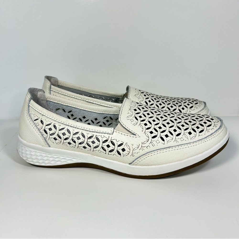 NEW Foot Trills Paulina Leather Slip On Laser Cut Loafers Shoes; Women’s Size 8M